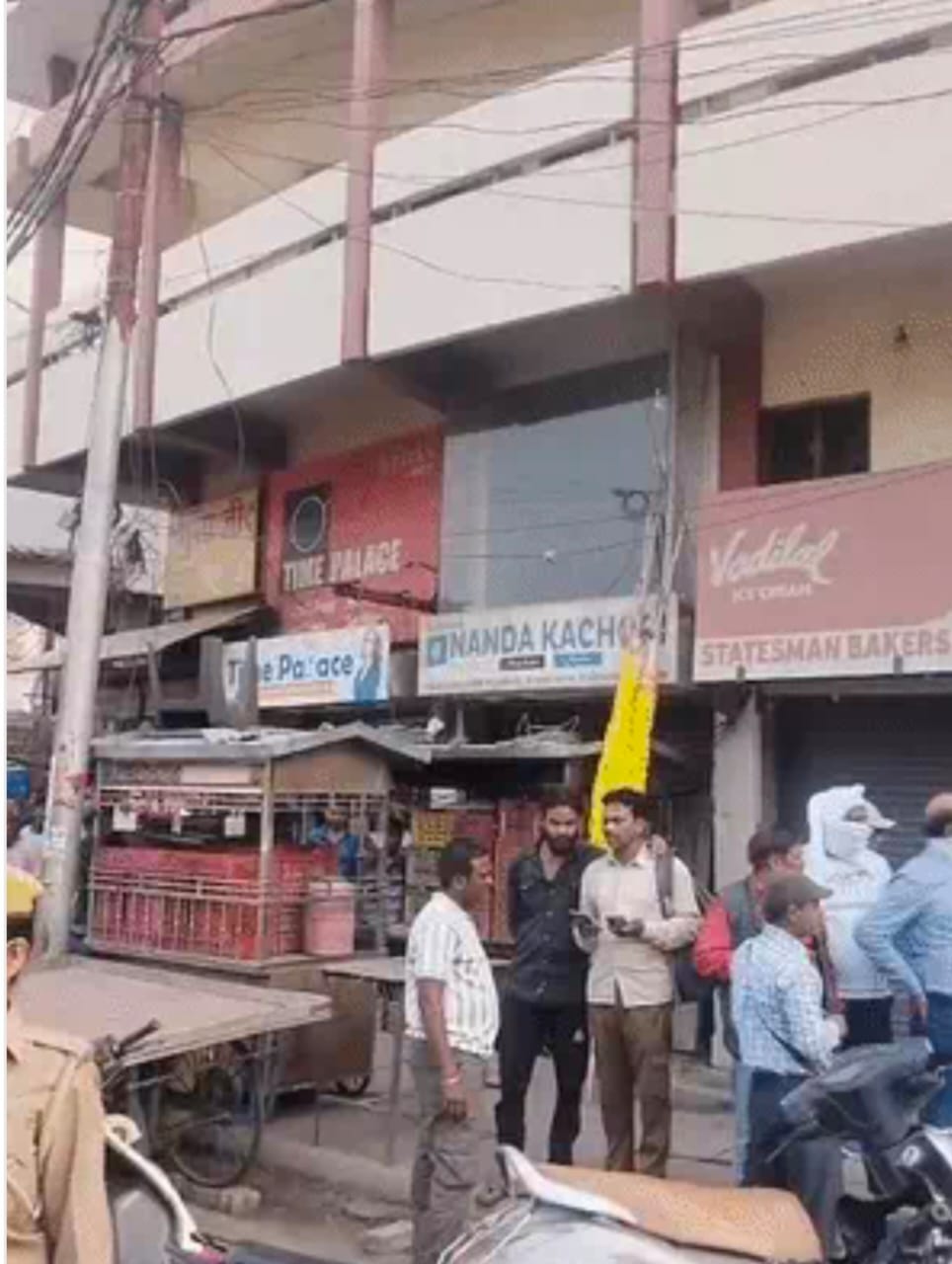 पति-पत्नी और बेटी की घर में मिली लाश