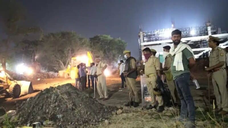 आधी रात चला बुलडोजर, हटाई गई 200 वर्ष पुरानी अजगैब शहीद मस्जिद