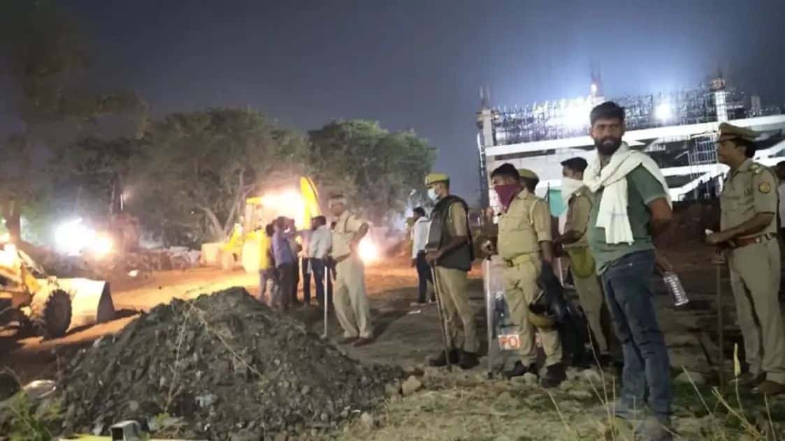 आधी रात चला बुलडोजर, हटाई गई 200 वर्ष पुरानी अजगैब शहीद मस्जिद