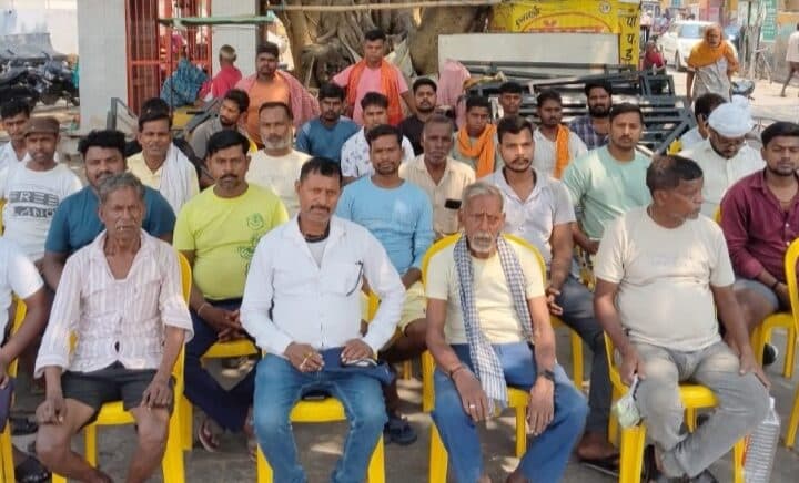 लाइसेंस नियमों और कार्रवाई से नाराज नाविक समाज