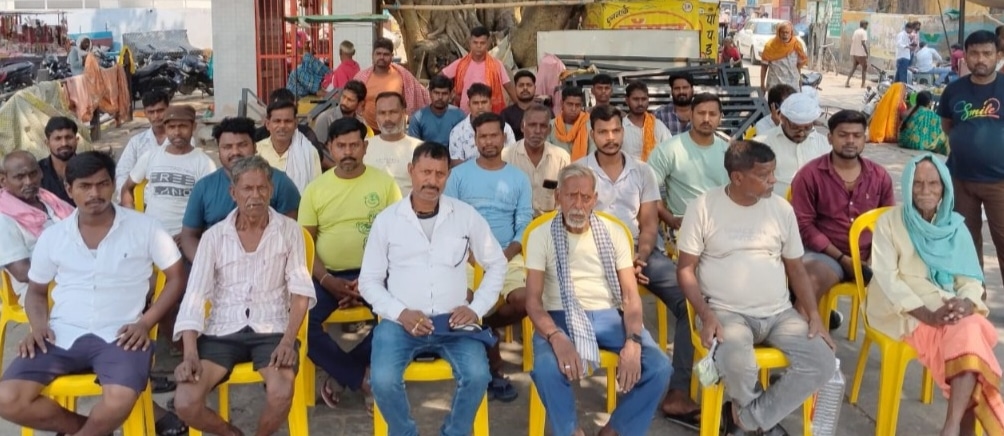 लाइसेंस नियमों और कार्रवाई से नाराज नाविक समाज