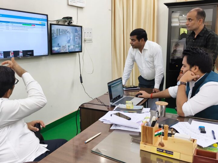 आईजीआरएस शिकायतों में लापरवाही पर डीएम का बड़ा एक्शन, लेखपाल निलंबित