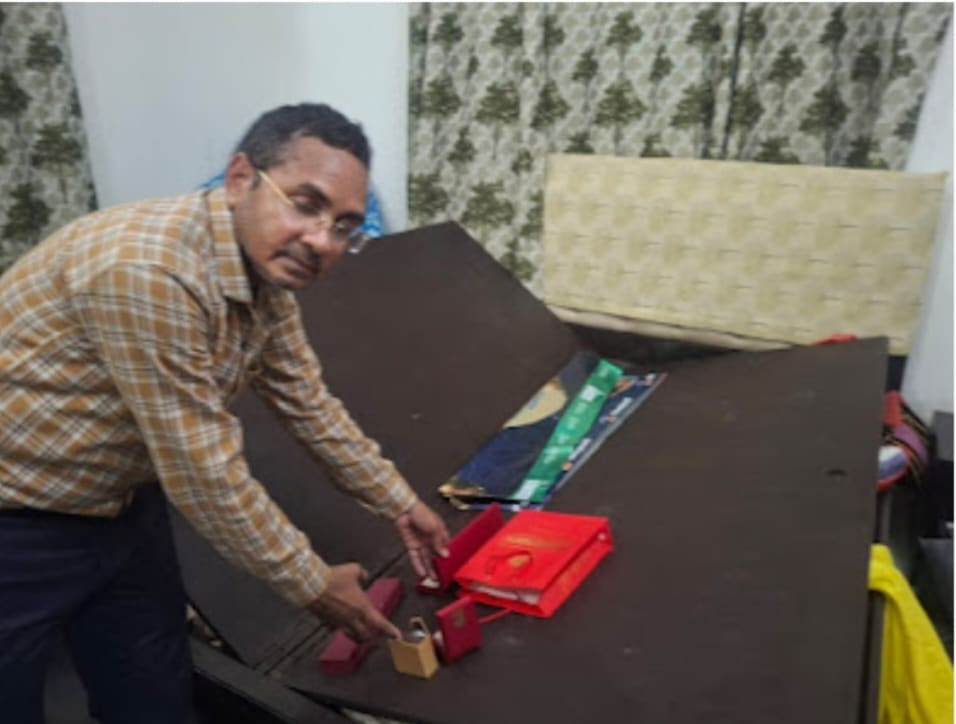 बंद मकान का ताला तोड़ लाखों की चोरी