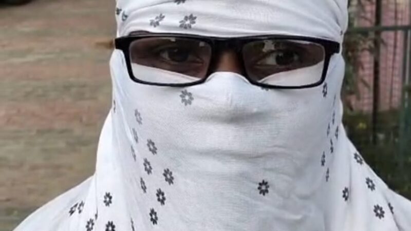 दूसरी महिला के साथ पति को पकड़ने का आरोप