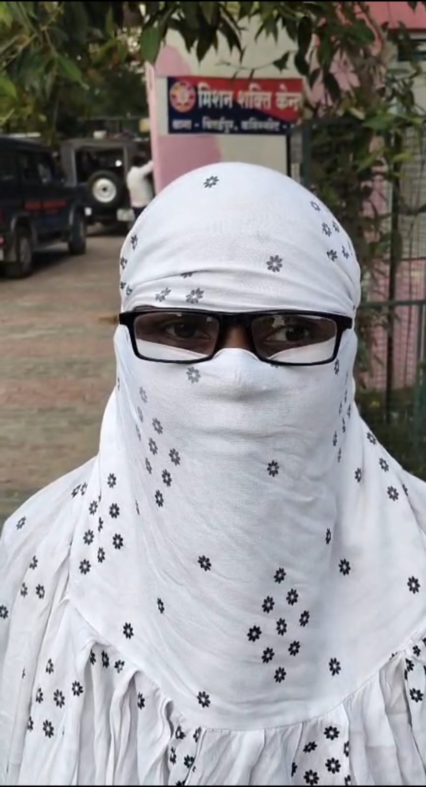 दूसरी महिला के साथ पति को पकड़ने का आरोप