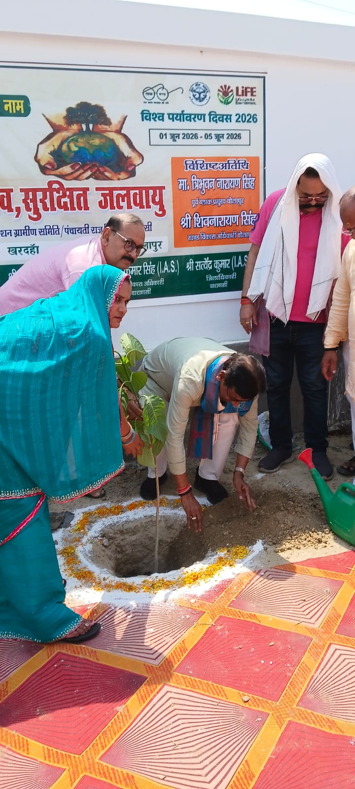 एक पेड़ मां के नाम अभियान के तहत चोलापुर में विधायक ने लगाया पौधा, ग्राम सचिव के कार्यों की सराहना