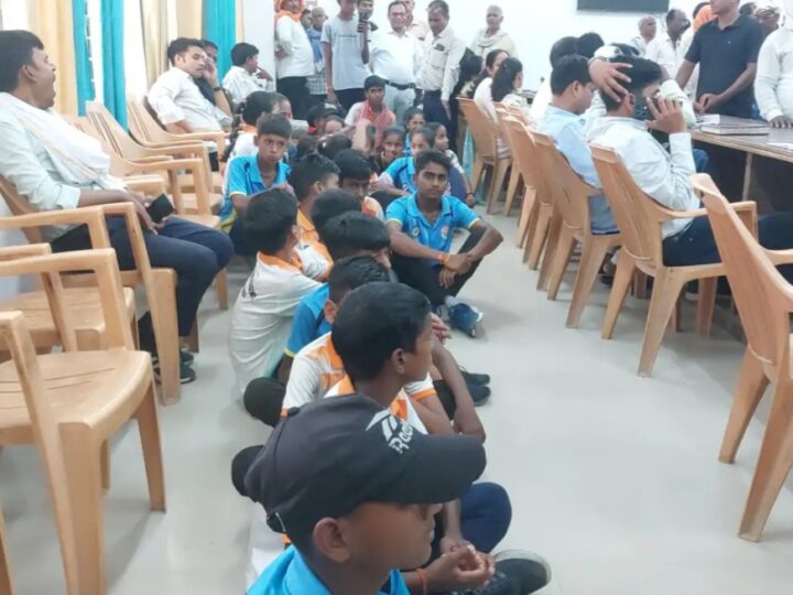 खेल मैदान की मांग को लेकर एसडीएम के सामने धरने पर बैठे बच्चे और ग्रामीण