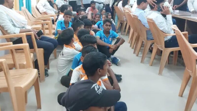 खेल मैदान की मांग को लेकर एसडीएम के सामने धरने पर बैठे बच्चे और ग्रामीण