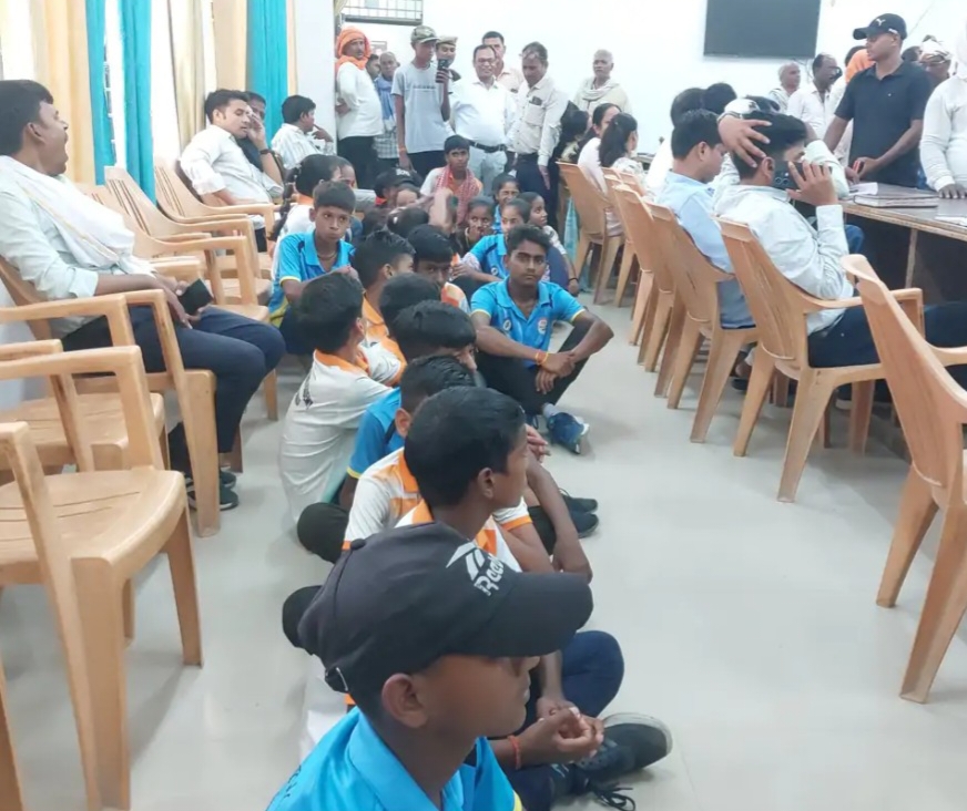 खेल मैदान की मांग को लेकर एसडीएम के सामने धरने पर बैठे बच्चे और ग्रामीण