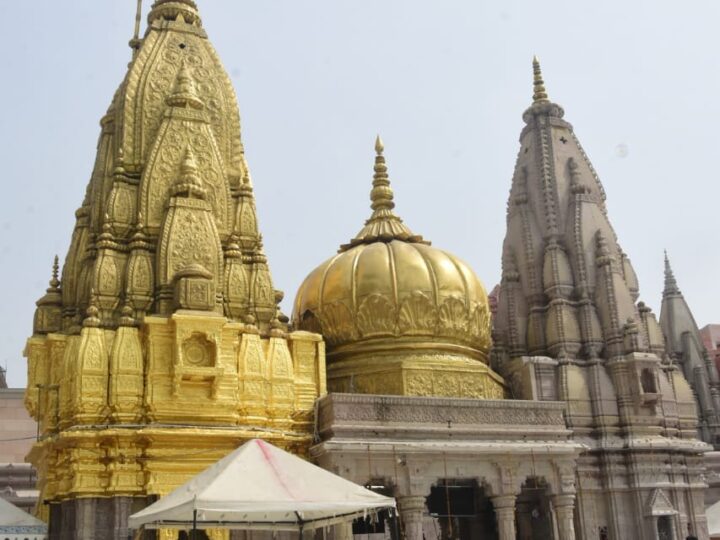 काशी विश्वनाथ मंदिर परिसर में अभद्रता का आरोप, नियमित श्रद्धालु महिलाओं ने की कार्रवाई की मांग