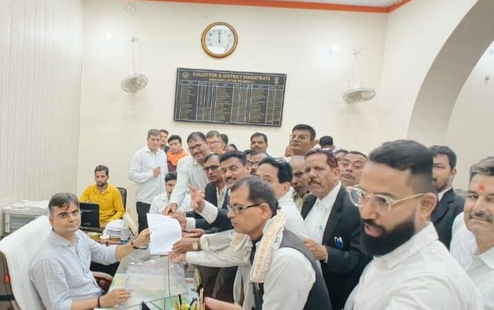 शिवपुर विधायक की ‘गुमशुदगी’ दर्ज कराने की मांग, कांग्रेसियों ने डीएम को सौंपा ज्ञापन