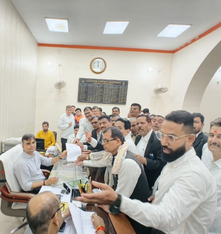 शिवपुर विधायक की ‘गुमशुदगी’ दर्ज कराने की मांग, कांग्रेसियों ने डीएम को सौंपा ज्ञापन