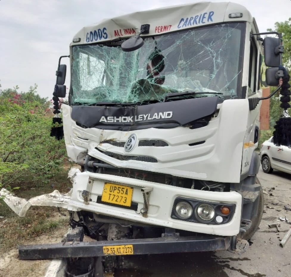 डिवाइडर से टकराया तेज रफ्तार वाटर टैंकर, चालक फरार