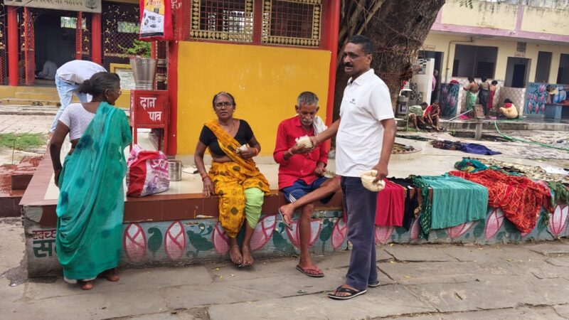 पंचकोश यात्रियों को वितरित की गई खाद्य सामग्री