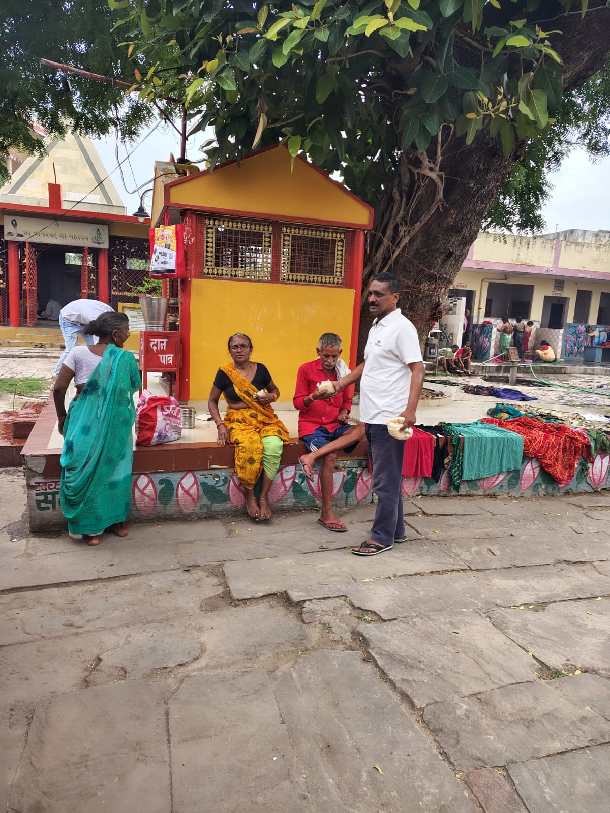 पंचकोश यात्रियों को वितरित की गई खाद्य सामग्री