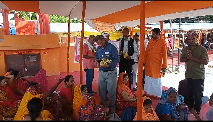 पंचकोश यात्रियों को अधिवक्ता समाज ने बांटे फल