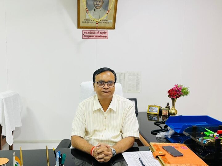 बीएचयू के नवनियुक्त कुलसचिव राजन श्रीवास्तव ने संभाला कार्यभार