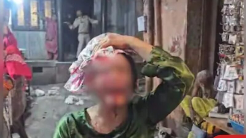 बांके बिहारी मंदिर के पास मकान का छज्जा गिरा, कई श्रद्धालु घायल