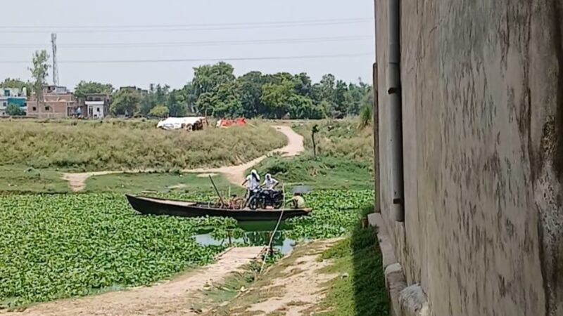 प्रधानमंत्री के संसदीय क्षेत्र में जान जोखिम में डालकर सफर को मजबूर ग्रामीण