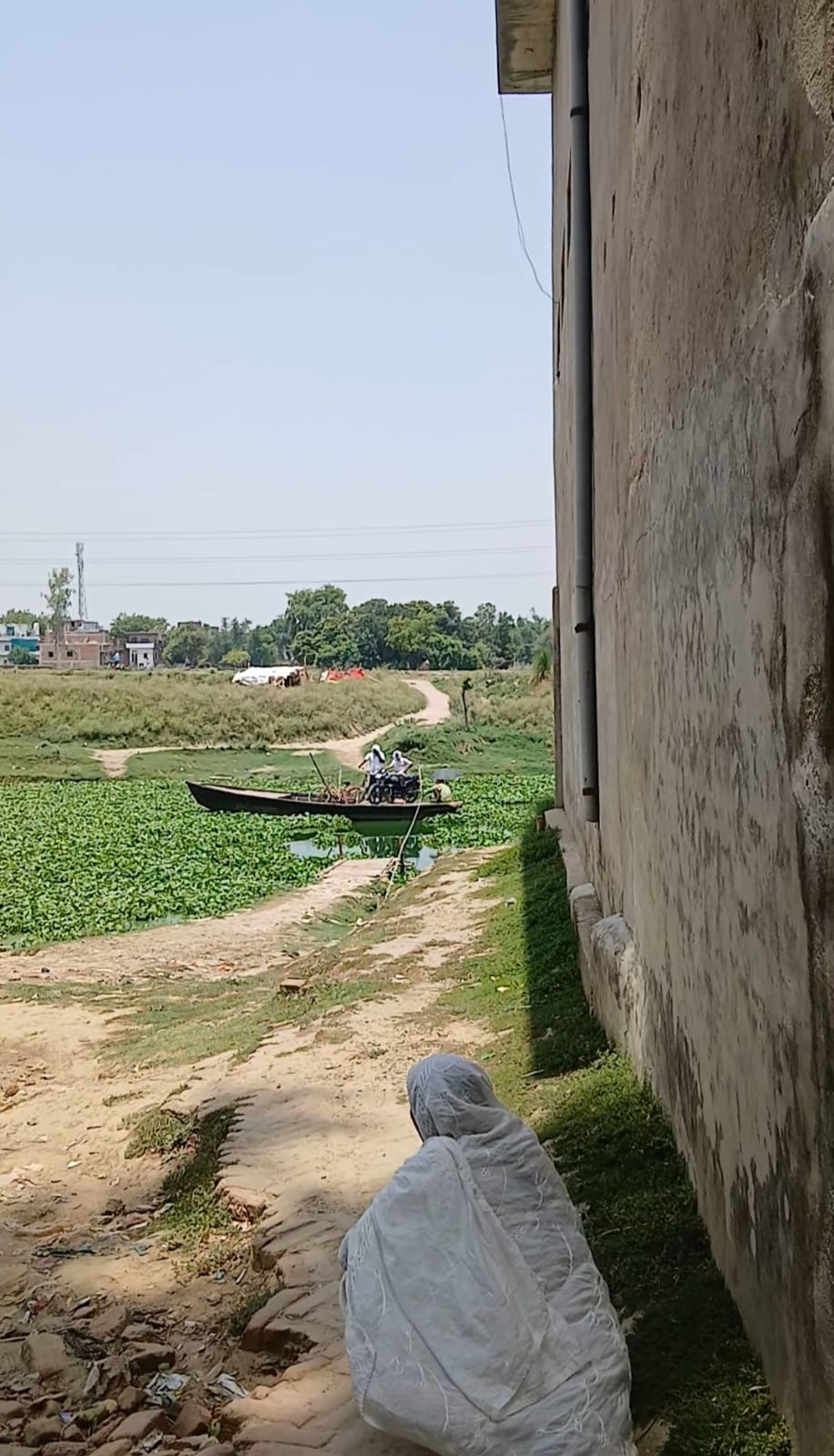 प्रधानमंत्री के संसदीय क्षेत्र में जान जोखिम में डालकर सफर को मजबूर ग्रामीण
