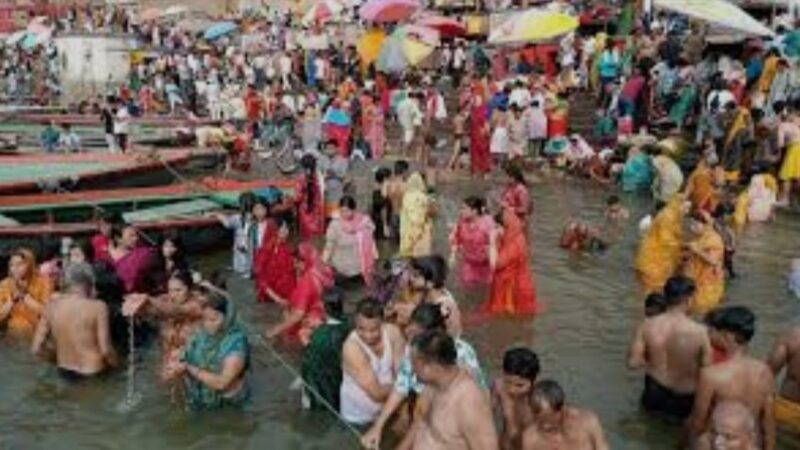 परमा एकादशी : गंगा घाटों पर उमड़ा आस्था का सैलाब