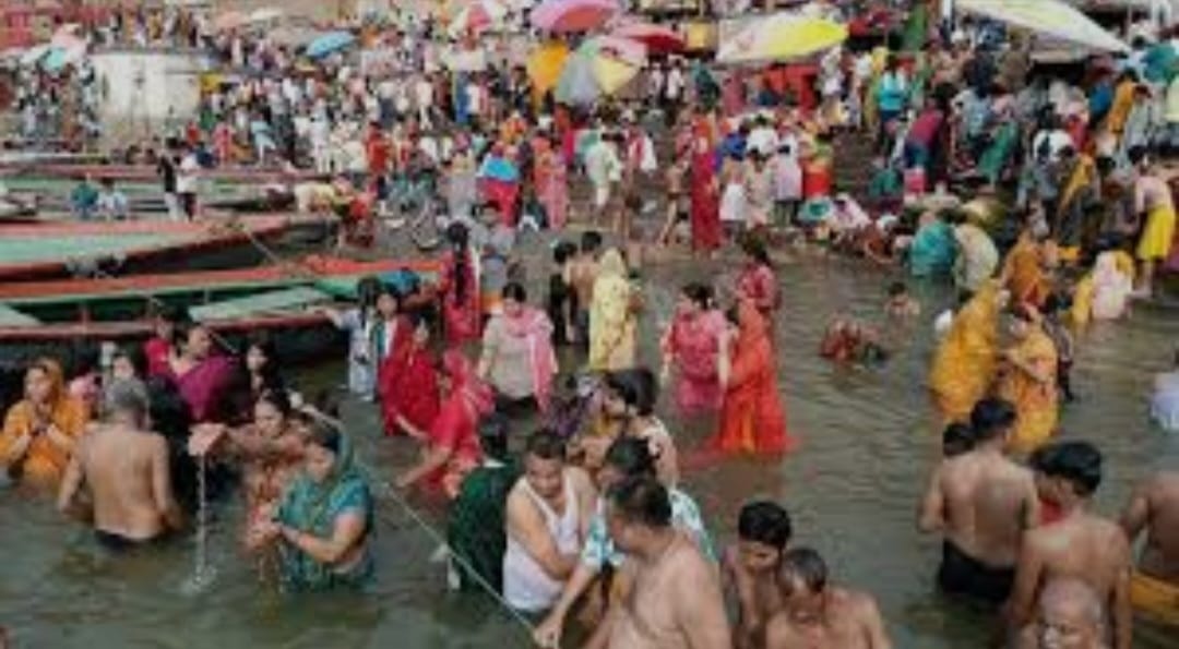 परमा एकादशी : गंगा घाटों पर उमड़ा आस्था का सैलाब
