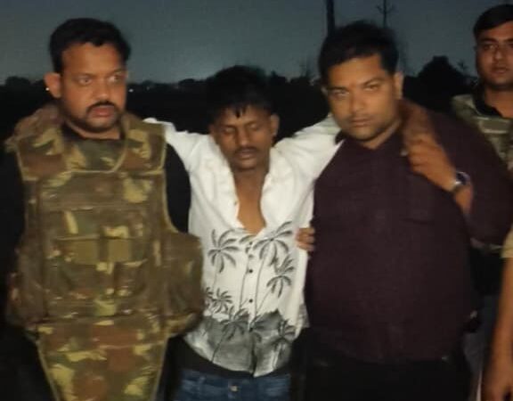शिवपुर : पुलिस-बदमाश मुठभेड़ में शातिर चोर के पैर में लगी गोली, साथी गिरफ्तार