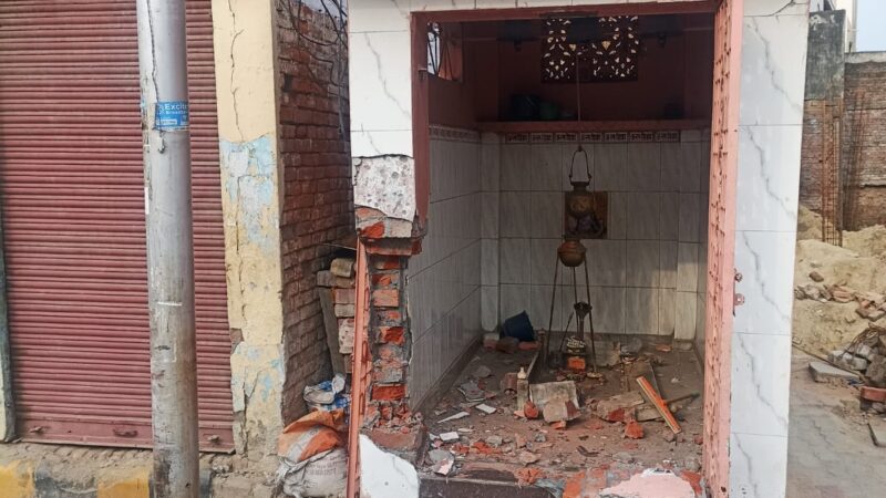 तेज रफ्तार आर्टिका कार ने शिव मंदिर में मारी टक्कर,मंदिर क्षतिग्रस्त