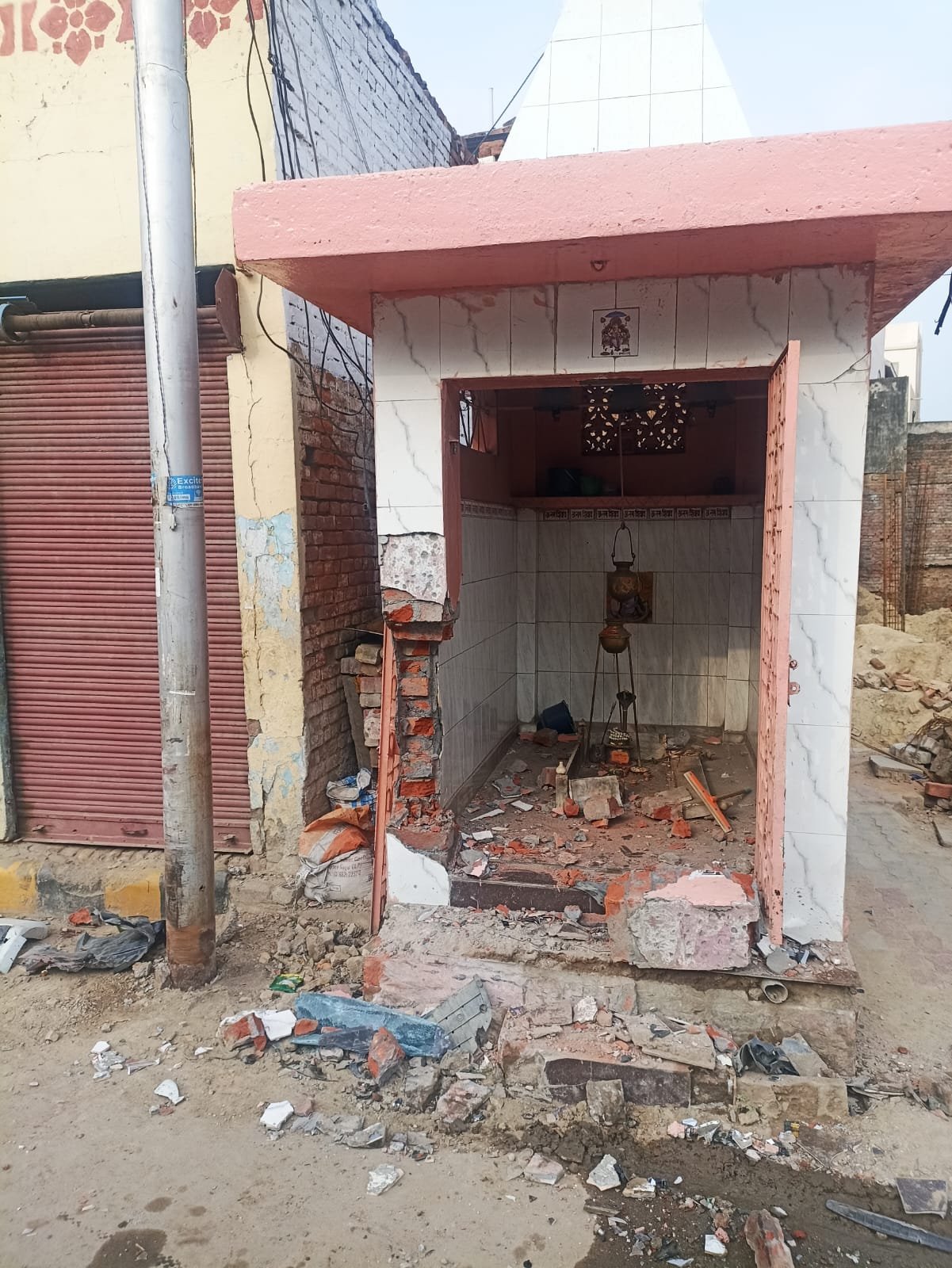 तेज रफ्तार आर्टिका कार ने शिव मंदिर में मारी टक्कर,मंदिर क्षतिग्रस्त
