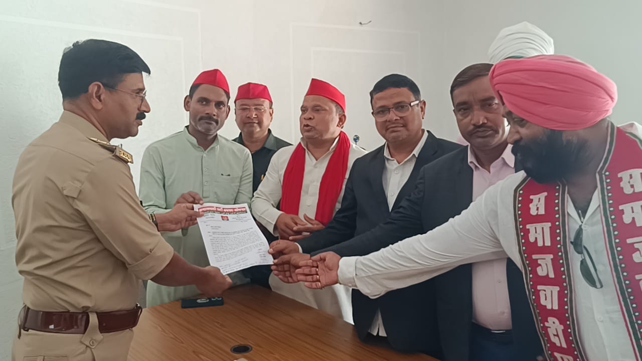 अखिलेश यादव की पुत्री पर आपत्तिजनक पोस्ट के खिलाफ सपा का प्रदर्शन, कोतवाली में दर्ज कराई एफआईआर