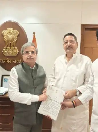 लखनऊ-वाराणसी सुपरफास्ट एक्सप्रेस के बाबतपुर ठहराव और डीडीयू जंक्शन तक विस्तार की मांग