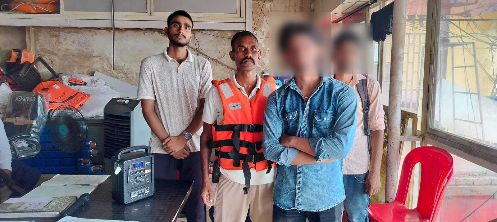 मुंशी घाट पर डूब रहे  किशोर की जल पुलिस ने बचाई जान