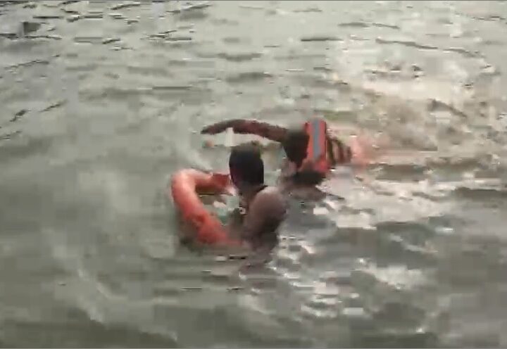गंगा में डूब रहे युवक को एनडीआरएफ ने बचाया