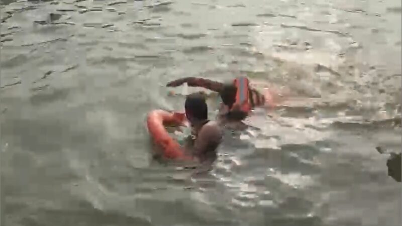 गंगा में डूब रहे युवक को एनडीआरएफ ने बचाया