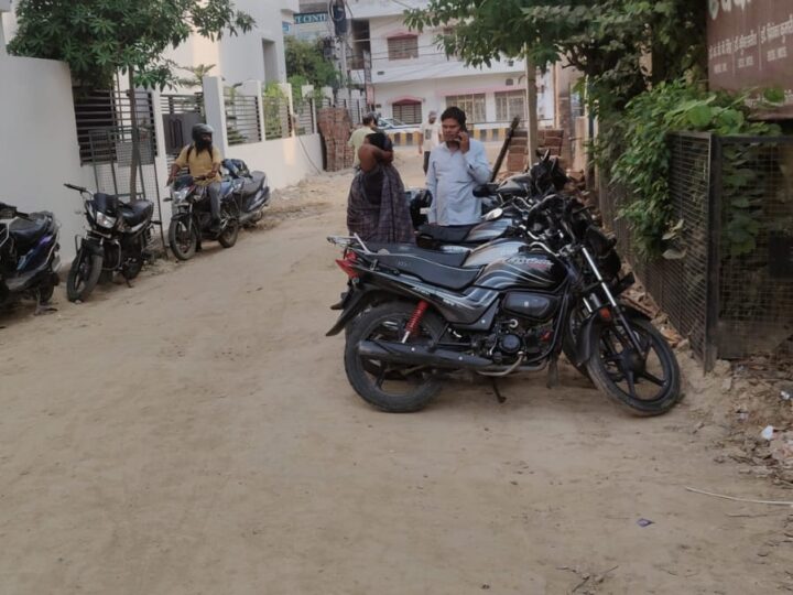 मेंटल हॉस्पिटल रोड की जर्जर सड़क के पुनर्निर्माण की मांग