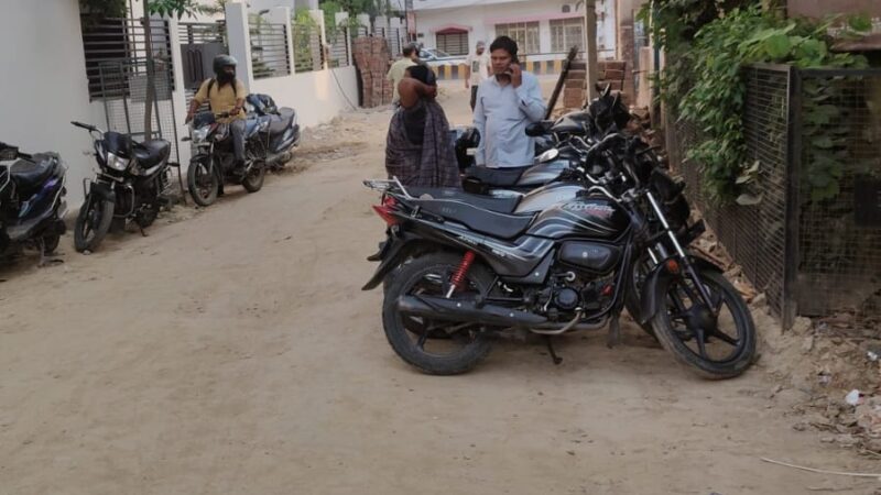 मेंटल हॉस्पिटल रोड की जर्जर सड़क के पुनर्निर्माण की मांग