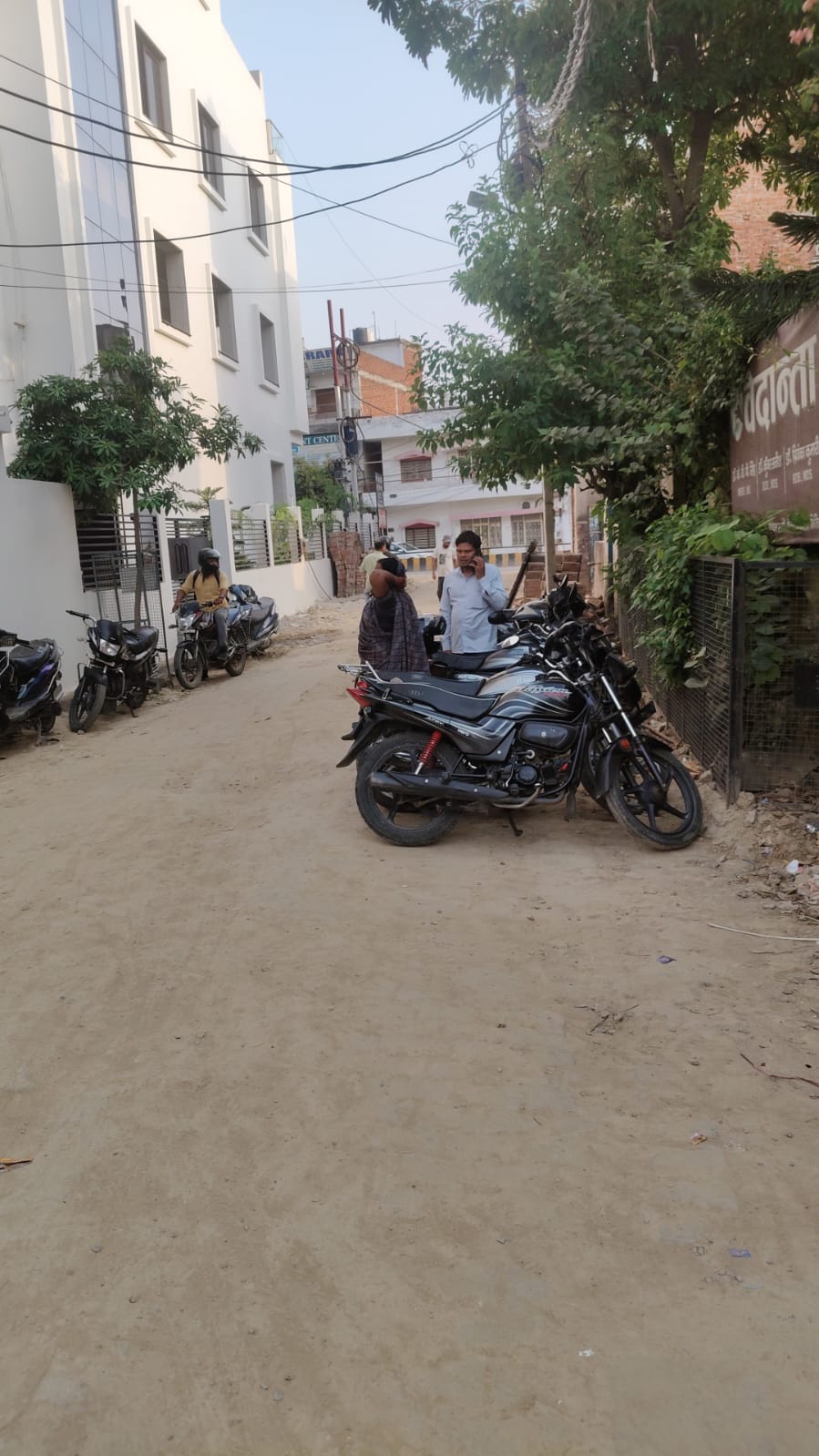 मेंटल हॉस्पिटल रोड की जर्जर सड़क के पुनर्निर्माण की मांग