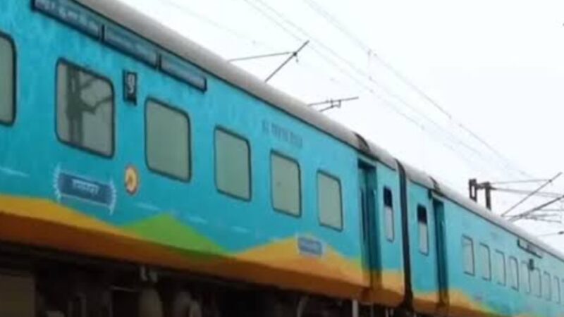 राजधानी एक्सप्रेस की चपेट में आने से चार की मौत