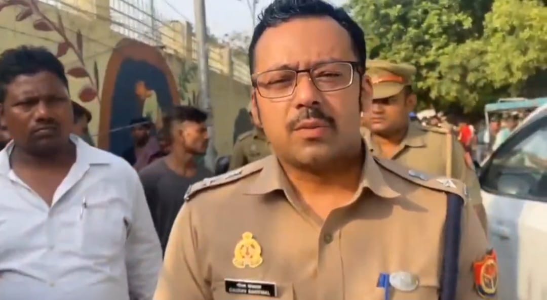 बेनियाबाग हरिजन बस्ती में सोते समय युवक की गोली मारकर हत्या
