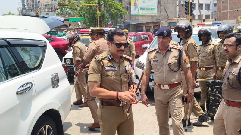 नीट पेपर लीक के विरोध में बीएचयू सिंहद्वार पर डॉ. पल्लवी पटेल का प्रदर्शन