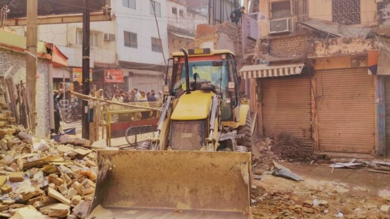 दालमंडी : पांच भवनों पर चला बुलडोजर