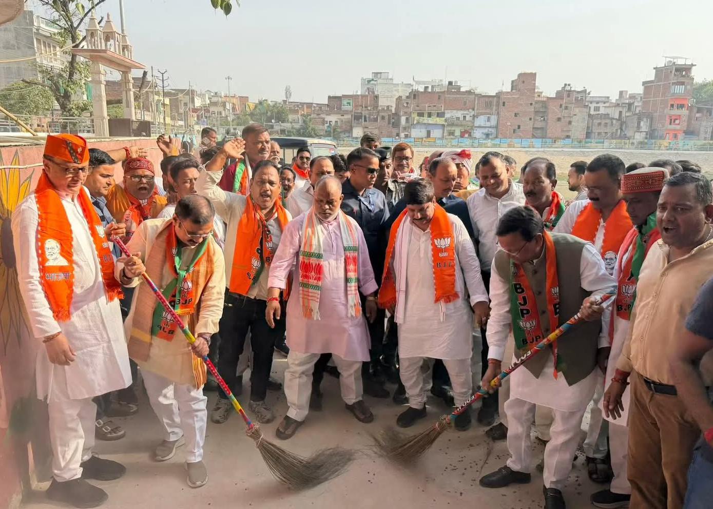 मांडवी तालाब पर भाजपा प्रदेश अध्यक्ष ने किया श्रमदान व पौधारोपण
