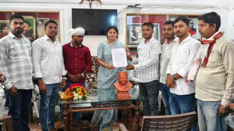 चार सूत्रीय मांगों को लेकर पंचायत सहायकों ने सांसद को सौंपा ज्ञापन