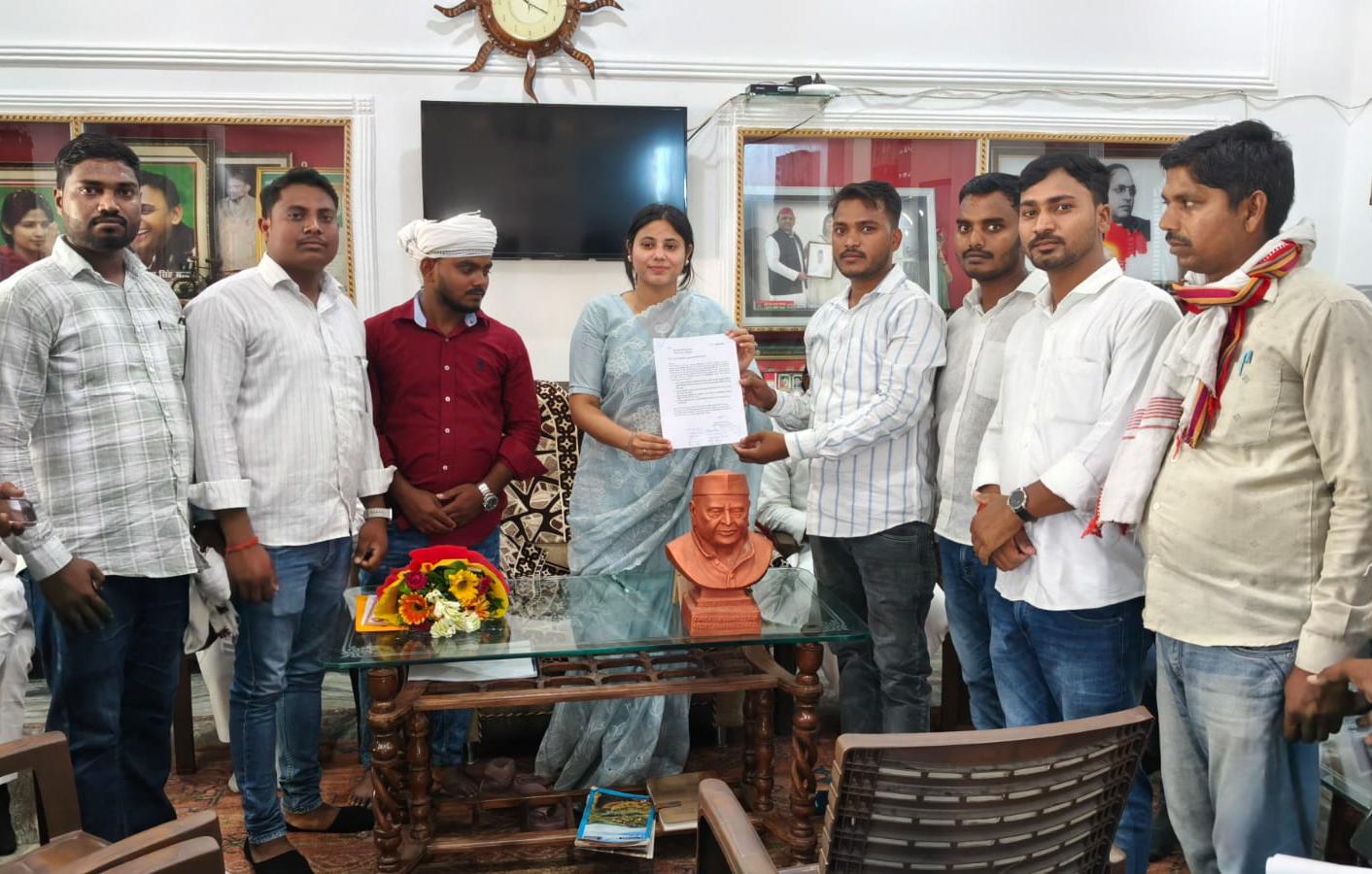 चार सूत्रीय मांगों को लेकर पंचायत सहायकों ने सांसद को सौंपा ज्ञापन