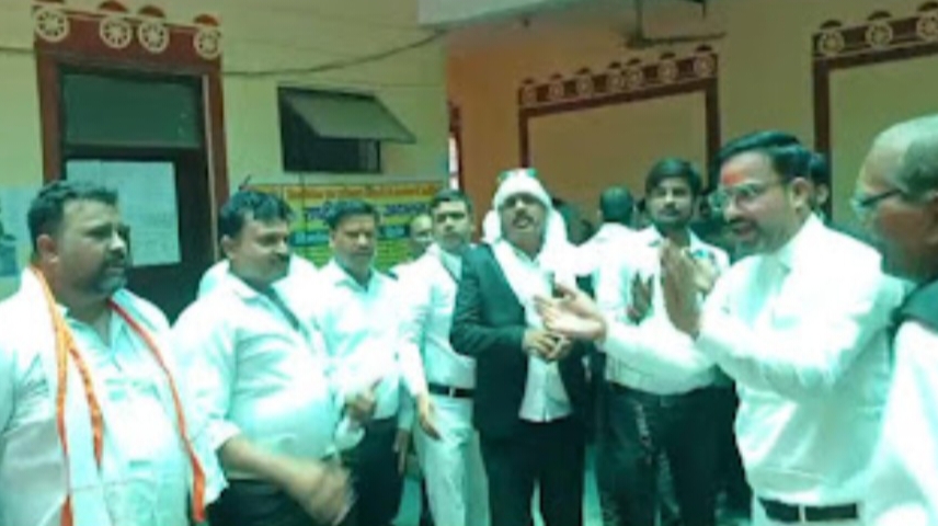 सदर तहसील में एसडीएम और अधिवक्ताओं के बीच बढ़ा विवाद
