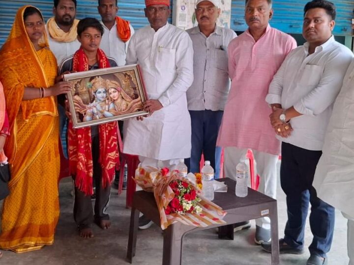 कांस्य पदक जीतने वाली बेटी को भाजपा जिलाध्यक्ष ने किया सम्मानित