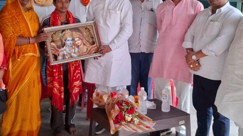 कांस्य पदक जीतने वाली बेटी को भाजपा जिलाध्यक्ष ने किया सम्मानित
