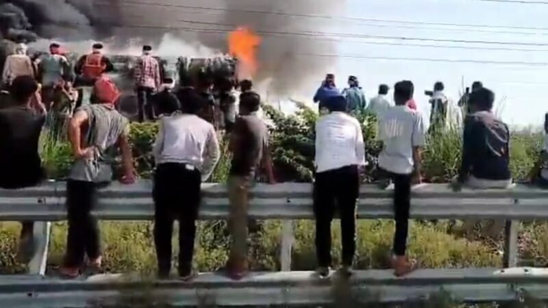 फिरोजाबाद में मालगाड़ी की बोगी में लगी भीषण आग, दमकल ने पाया काबू