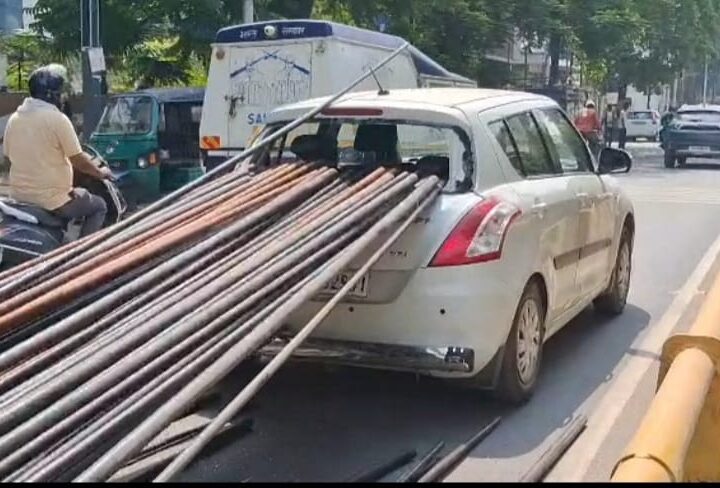 चलती कार में घुसा लोहे का सरिया, बाल-बाल बची बैंक कर्मी की जान
