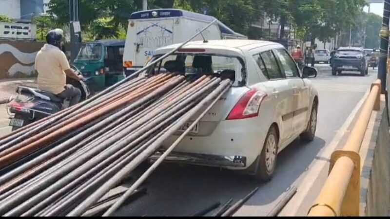 चलती कार में घुसा लोहे का सरिया, बाल-बाल बची बैंक कर्मी की जान